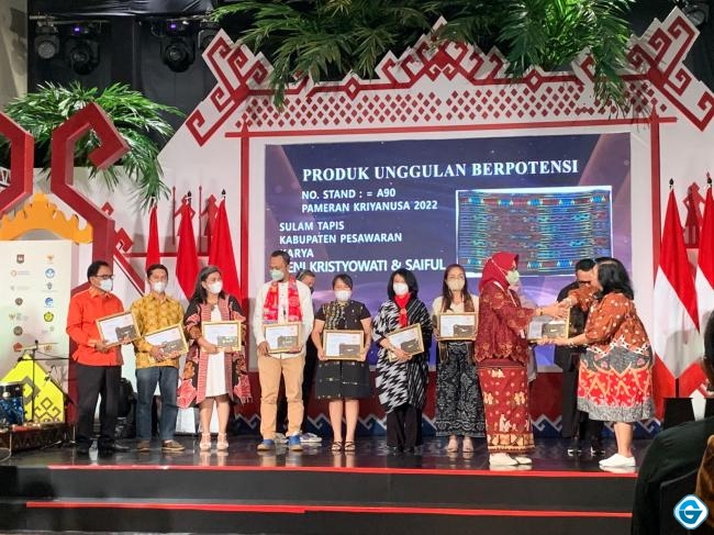 Bros Kulit Kerang Ukir Kerawang Motif Batik Karya Riana Meilia Raih Penghargaan Dekranas