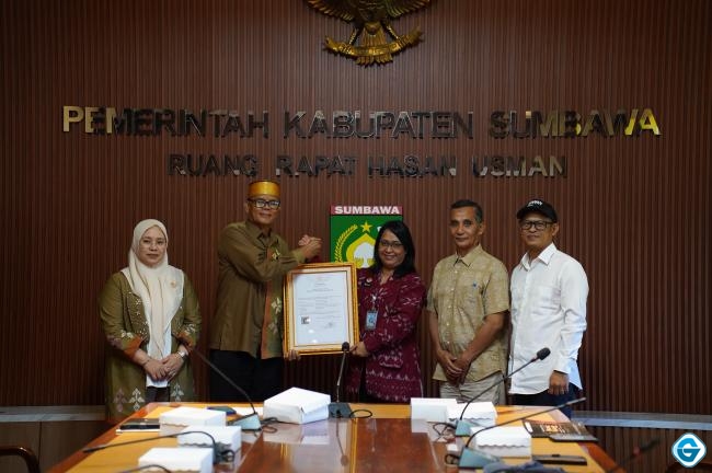 Kemenkum NTB Serahkan Sertifikat KIK Motif Tenun Kre Alang kepada Pemkab Sumbawa