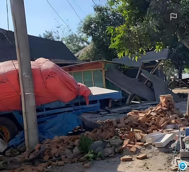 Hilang Kendali Usai Tabrak Motor di Jalur Ngawi-Solo, Truk Muatan 32 Ton Semen Hantam Dua Rumah Warga