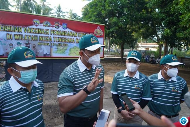 Wakapolda NTB Bersama Danrem 162/WB Kunjungi Desa Sigar Penyalin, Pastikan Vaksinasi Berjalan Lancar