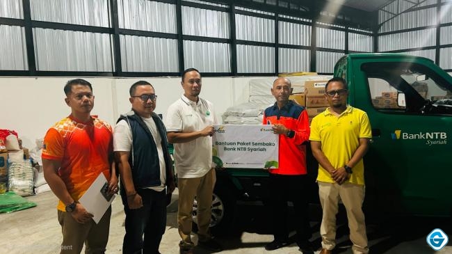 Tanggap Bencana Kebakaran Desa Adat Sade, Bank NTB Syariah Salurkan Bantuan Air Bersih dan Paket Sembako