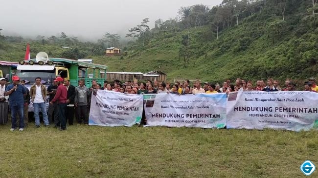 Aksi damai ratusan warga yang tergabung dalam Komunitas Masyarakat Adat Poco Leok dukung rencana pemerintah kembangkan proyek PLTP