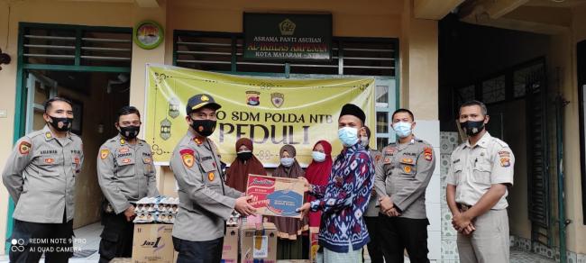 Wujudkan Rasa Peduli, Biro SDM polda NTB Bagi - Bagi Sembako Untuk Panti Sosial