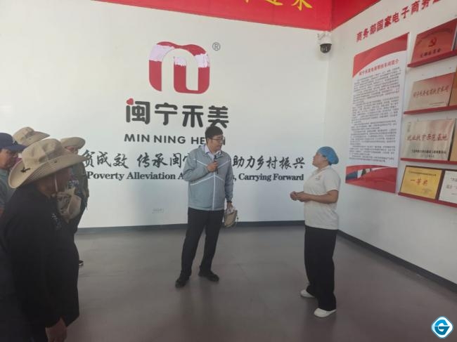 Rombongan delegasi Ormas Keagamaan NTB mendapat penjelasan terkait program pemerintah dalam pengentasan kemiskinan di wilayah Mining, Daerah Otonomi Hui Ningxia, Tiongkok melalui pemberdayaan perempuan.