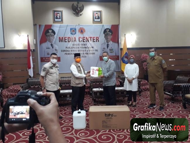 Penyerahan APD dan Hand Sanitizer di Pendopo Walikota Mataram