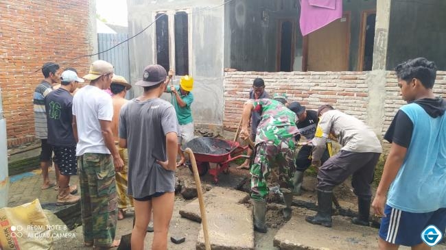 Antisipasi Banjir, Bhabinkamtibmas & Babinsa Kerja Bakti Bersihkan Selokan