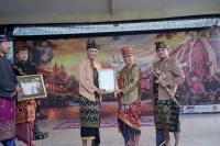 Kemenkum NTB Serahkan Dua Sertifikat Hak Cipta Seni Rupa ke Pemkot Mataram